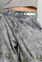 Load image into Gallery viewer, POL Floral Embroidered Twill Joggers in Black