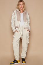 Load image into Gallery viewer, POL Quilted Double Gauze Floral Print Jacket in Ivory/ Beige Multi
