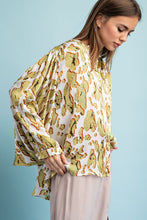 Load image into Gallery viewer, ee:some OVERSIZED Printed Dolman Sleeve Top in Avocado