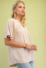 Load image into Gallery viewer, GiGio Solid Color Washed Linen Blend Top in Sand