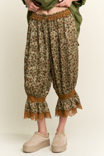 Load image into Gallery viewer, J.nna Mixed Print Laced Trimmed Capri Pants in Olive