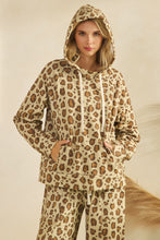 Load image into Gallery viewer, Veveret Printed French Terry Pullover Hoodie in Giraffe