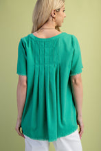 Load image into Gallery viewer, GiGio Solid Color Linen Blend Top in Emerald Green