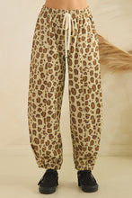 Load image into Gallery viewer, Veveret Printed French Terry Knit Joggers in Giraffe