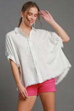 Load image into Gallery viewer, Umgee Linen Blend Top with Frayed Placket in Off White