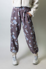 Load image into Gallery viewer, Easel Floral Printed Washed Joggers in Mocha
