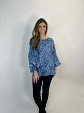 Load image into Gallery viewer, Beyond Capri Linen Wave Top in Denim
