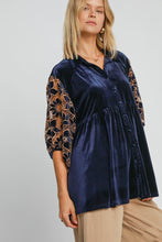 Load image into Gallery viewer, Umgee Velvet Lace Sleeve Tunic Top in Navy