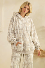 Load image into Gallery viewer, Veveret OVERSIZED Printed Fleece Pullover Hoodie in Grey Camo