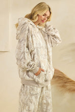 Load image into Gallery viewer, Veveret OVERSIZED Printed Fleece Pullover Hoodie in Grey Camo