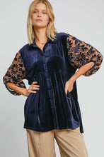 Load image into Gallery viewer, Umgee Velvet Lace Sleeve Tunic Top in Navy