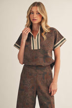 Load image into Gallery viewer, Jodifl Color Rib Band Contrast Zip Up Floral Top in Brown