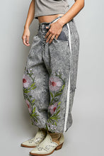 Load image into Gallery viewer, POL Floral Embroidered Twill Joggers in Black
