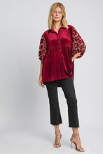 Load image into Gallery viewer, Umgee Velvet Lace Sleeve Tunic Top in Wine
