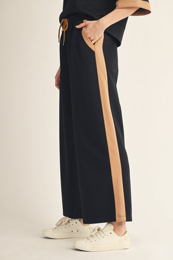 Jodifl Side Contrast Accent Casual Pants in Black