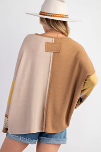 Easel Color Block Thermal Top with Daisy Patch in Mocha Combo