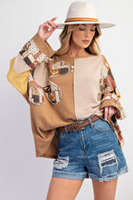 Load image into Gallery viewer, Easel Color Block Thermal Top with Daisy Patch in Mocha Combo
