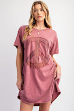 Load image into Gallery viewer, Easel Peace Patched Cotton Jersey Tunic Top in Plum
