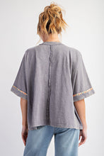 Load image into Gallery viewer, Easel Mineral Washed Cotton Top with Flower Patch in Slate
