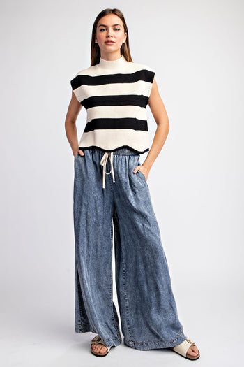 ee:some Striped Sleeveless Sweater in Black