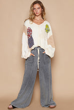 Load image into Gallery viewer, POL CROPPED &amp; OVERSIZED Cut and Sewn Patch Top in Cream Multi
