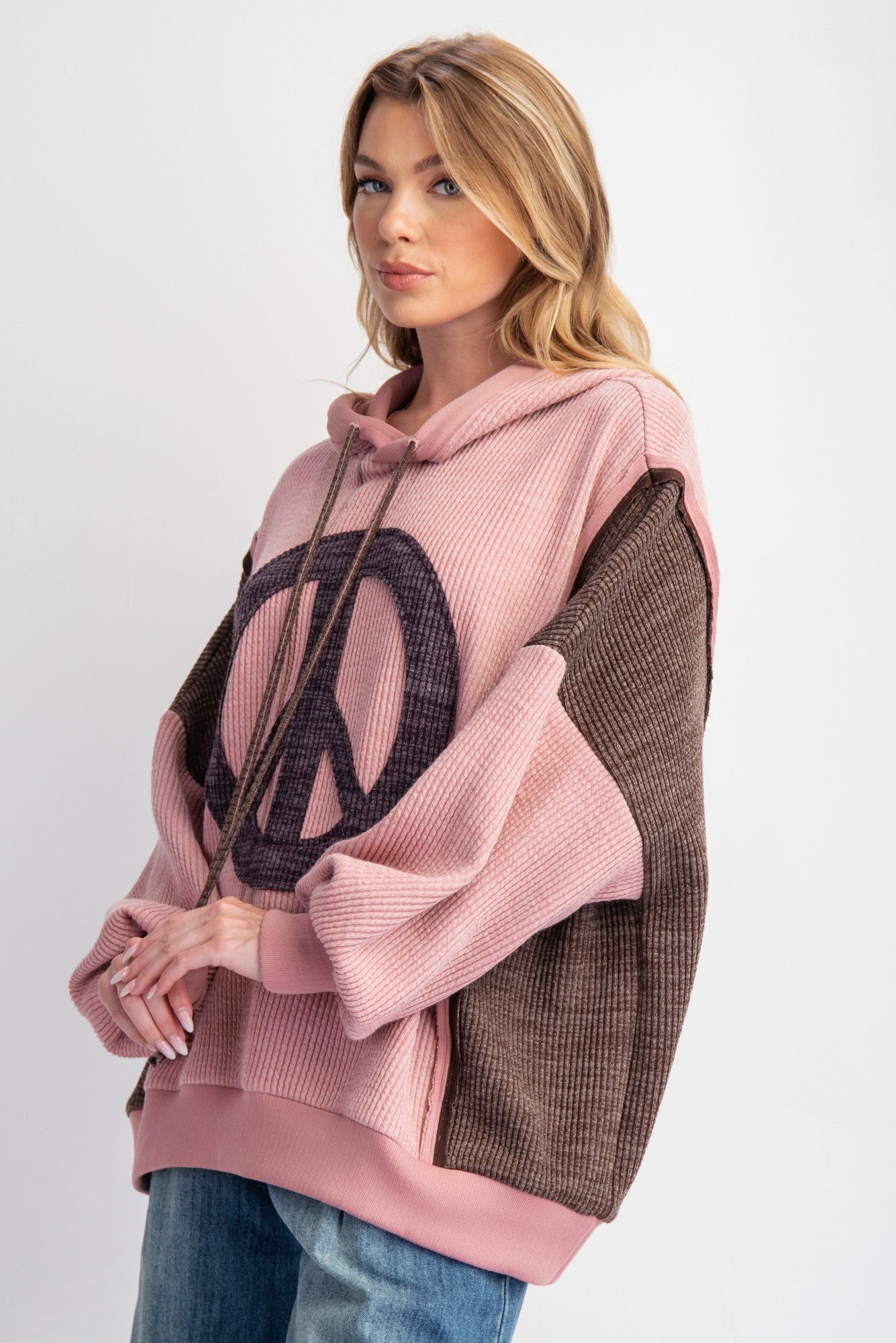 Easel Peace Sign Patch Ribbed Knit Pullover Hoodie in Mauve – June