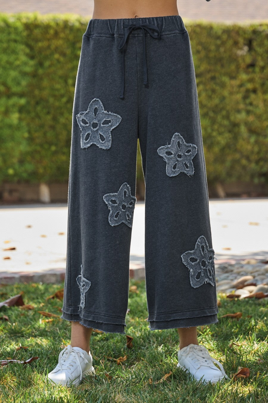 Oddi Solid Color Flower Patched Palazzo Pants in Washed Black