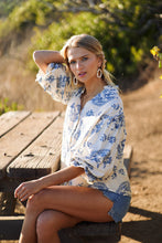 Load image into Gallery viewer, GiGio Printed Button Down Front Top in Blue
