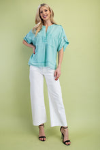 Load image into Gallery viewer, GiGio Solid Color Linen Blend Top in Mint
