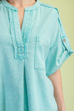 Load image into Gallery viewer, GiGio Solid Color Linen Blend Top in Mint
