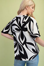 Load image into Gallery viewer, GiGio Tropical Print Top in Black Mix
