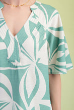 Load image into Gallery viewer, GiGio Tropical Print Top in Mint Mix

