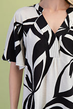 Load image into Gallery viewer, GiGio Tropical Print Top in Black Mix

