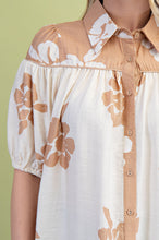Load image into Gallery viewer, GiGio Color Block Hibiscus Print Top in Beige
