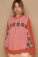 Load image into Gallery viewer, POL OVERSIZED Cotton and Plaid Hooded Top in Blush Brick
