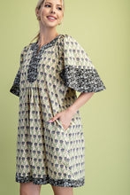 Load image into Gallery viewer, GiGio Contrasting Floral Print Mini Dress in Cream Mix
