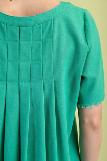 GiGio Solid Color Linen Blend Top in Emerald Green