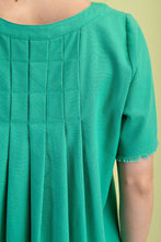 Load image into Gallery viewer, GiGio Solid Color Linen Blend Top in Emerald Green
