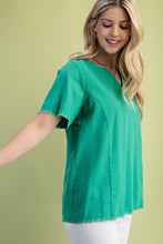 Load image into Gallery viewer, GiGio Solid Color Linen Blend Top in Emerald Green
