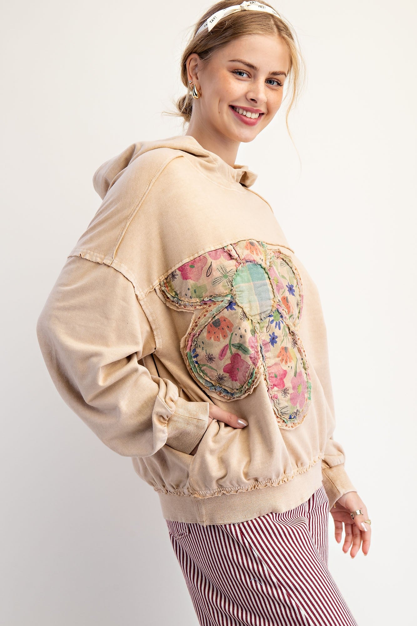 ELLIE ステッチブルゾン　ベージュ　clane ameri Easel Terry Knit Flower Patched Pullover Hoodie in Latte – June Adel