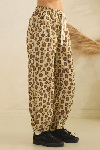 Veveret Printed French Terry Knit Joggers in Giraffe