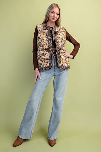 GiGio Contrasting Floral Print Quilted Vest in Brown