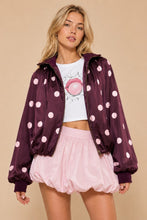 Load image into Gallery viewer, J.nna Satin Polka-dot Bubble Jacket in Burgundy Pink

