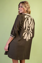 Load image into Gallery viewer, GiGio Linen Blend V-neck Applique Mini Dress in Olive
