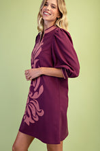 Load image into Gallery viewer, GiGio Linen Blend V-neck Applique Mini Dress in Plum

