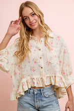 Load image into Gallery viewer, BiBi Floral Crinkle Quarter Sleeve Ruffle Hem Top in Floral
