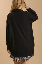 Load image into Gallery viewer, Umgee Button Front Linen Blend Top in Black
