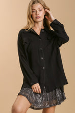 Load image into Gallery viewer, Umgee Button Front Linen Blend Top in Black

