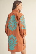 Load image into Gallery viewer, Jodifl Baroque Floral Applique Shift Dress in Toffee/Turquoise
