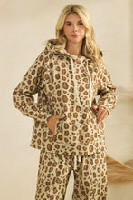Load image into Gallery viewer, Veveret Printed French Terry Pullover Hoodie in Giraffe
